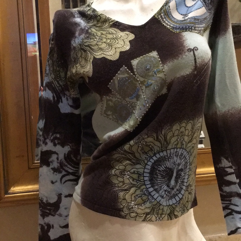 Ladies knit sweater shirt, size medium